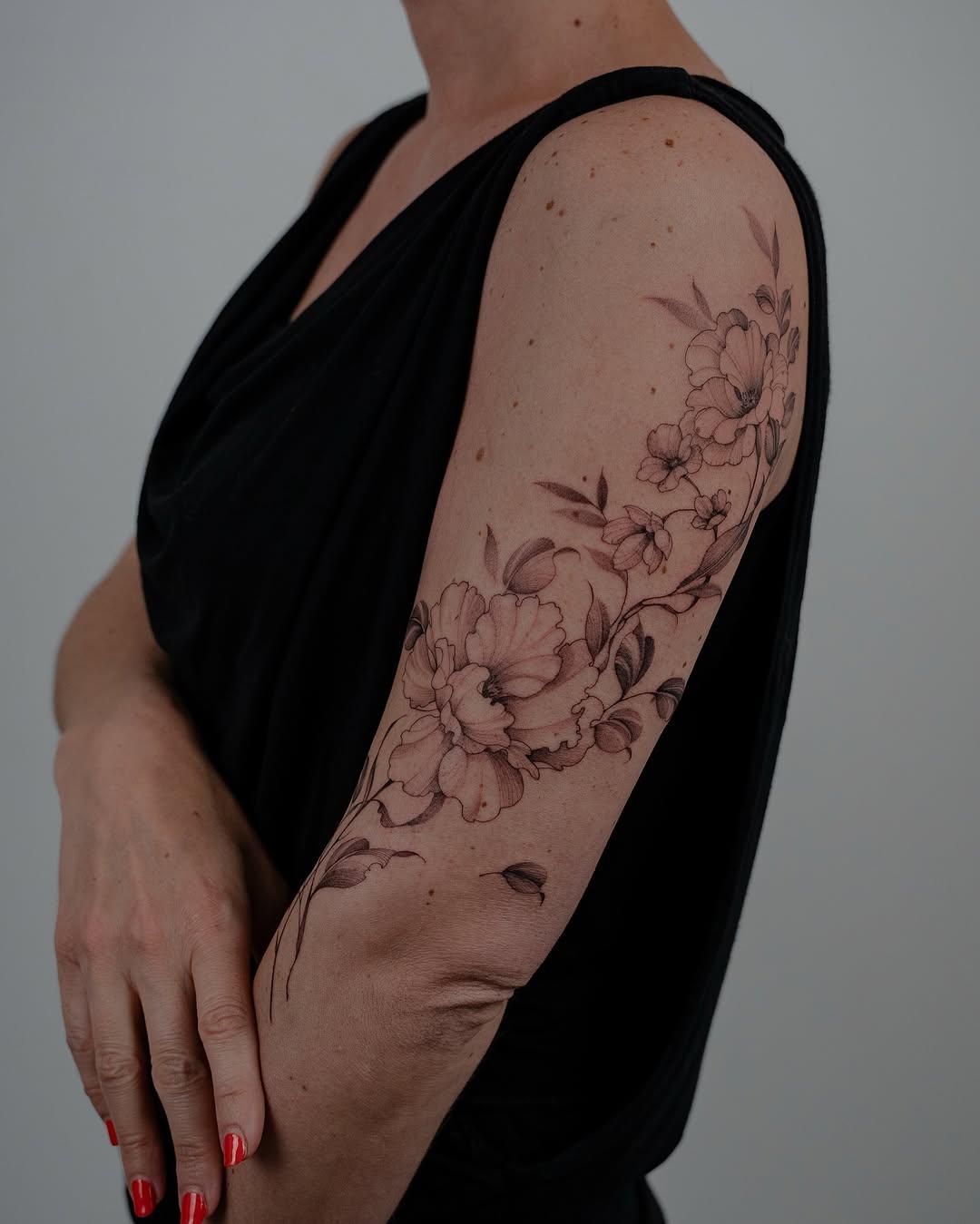 Tatouage composition florale coude-omoplate — kalawa.tattooer