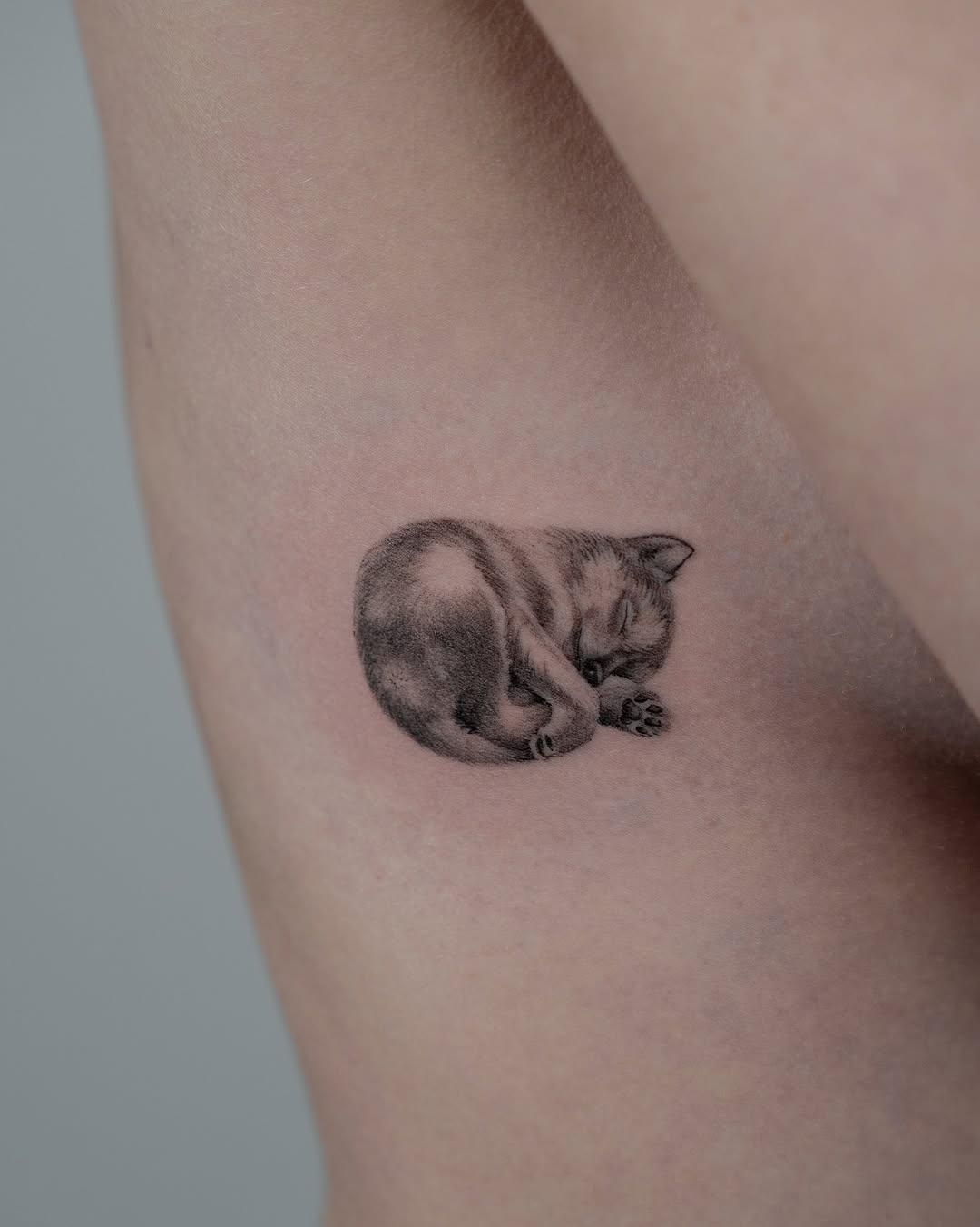 Tatouage louveteau endormi — kalawa.tattooer