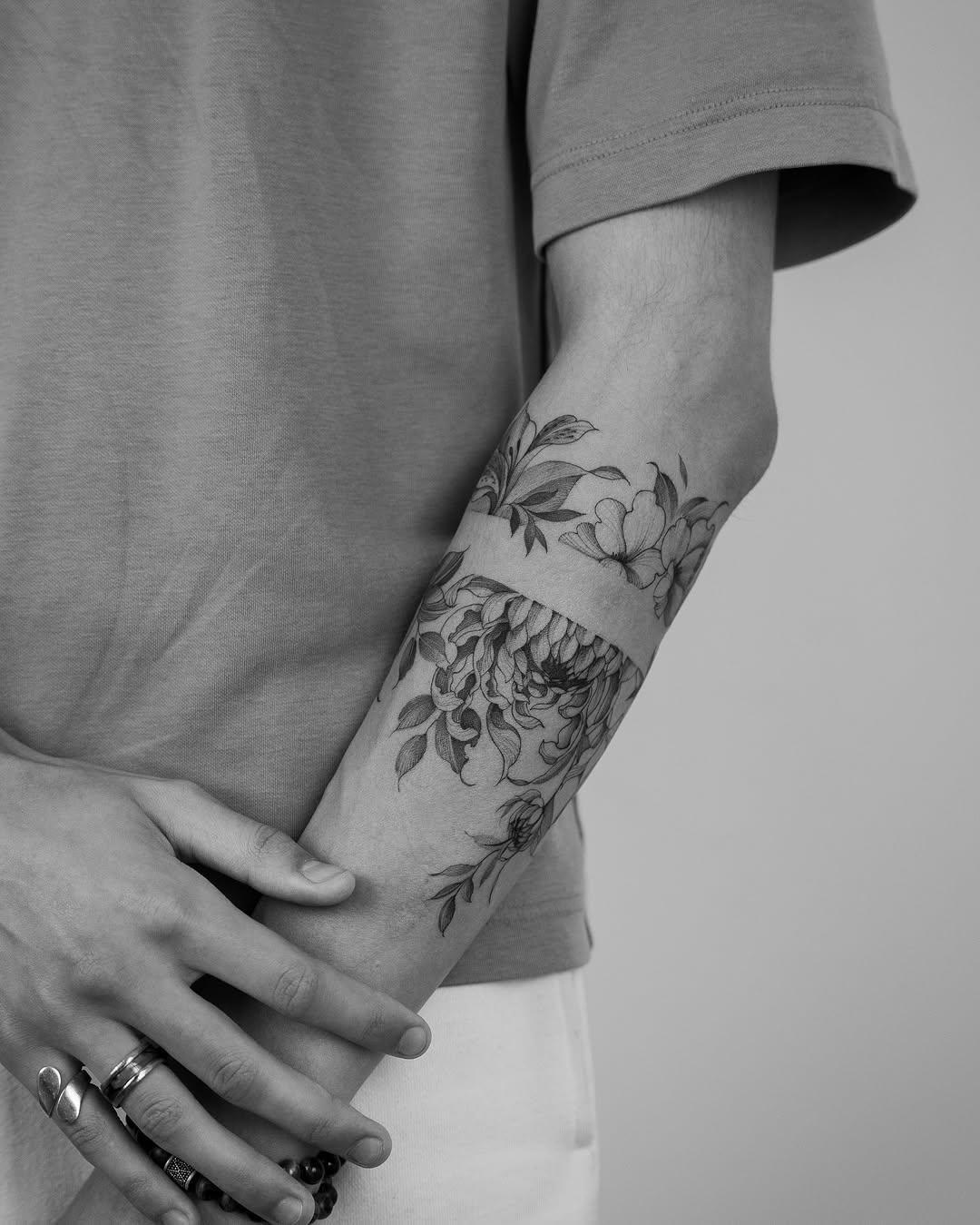 Tatouage composition florale linéaire avec traits ondulés — kalawa.tattooer