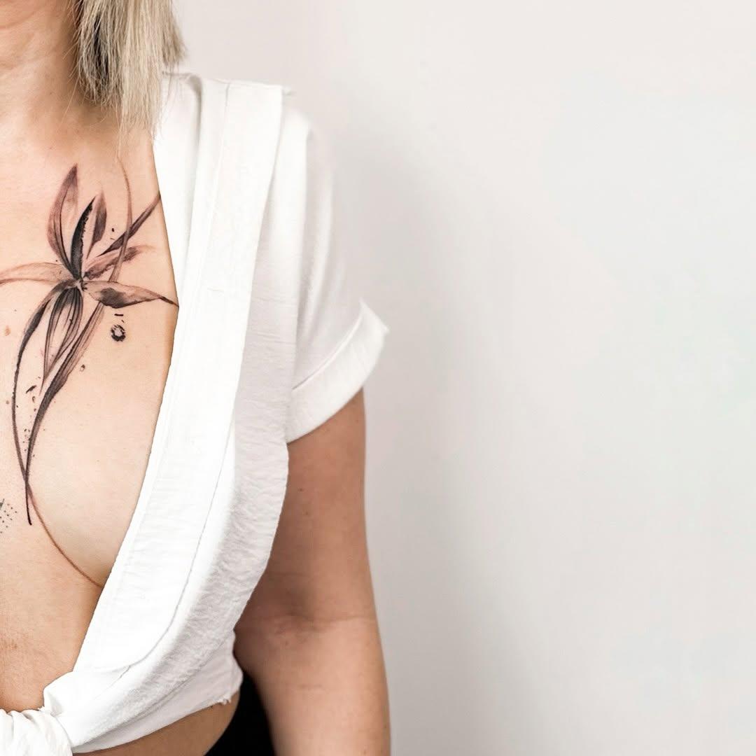 Tatouage fleurs iris poitrine — ivoire_noir
