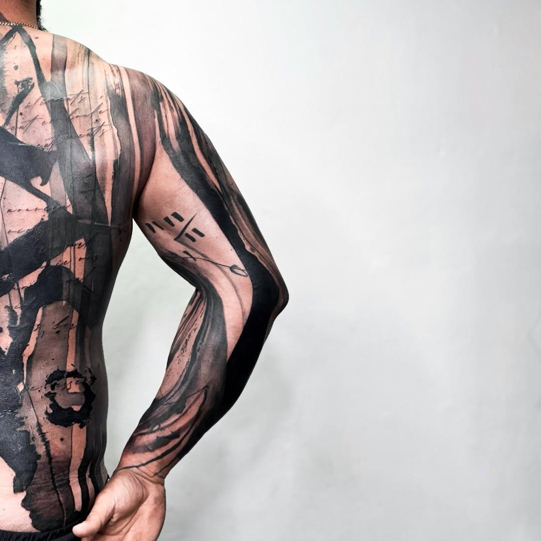 Tatouage pain lettrage blackwork bras — ivoire_noir