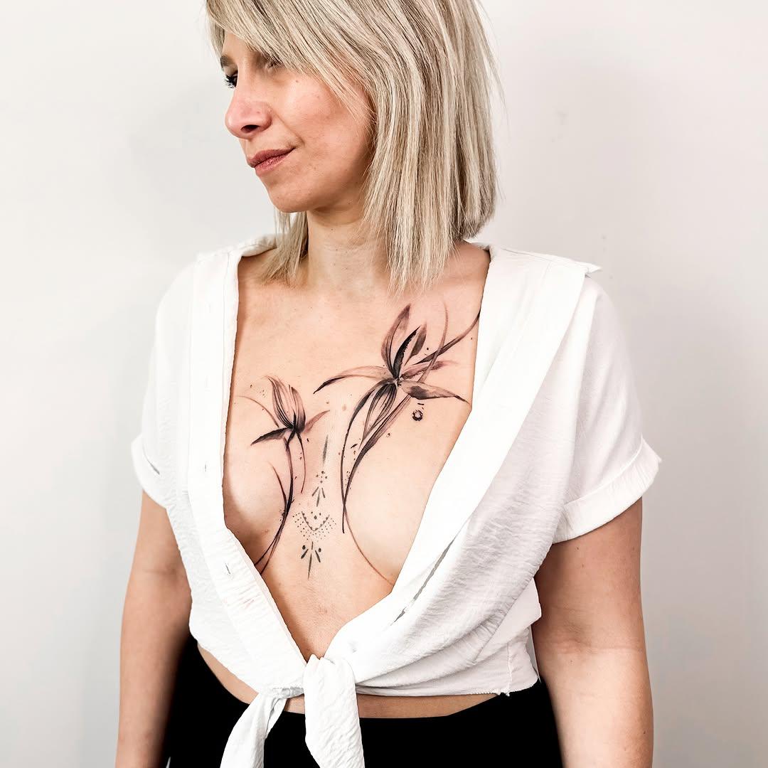 Tatouage fleurs iris poitrine — ivoire_noir