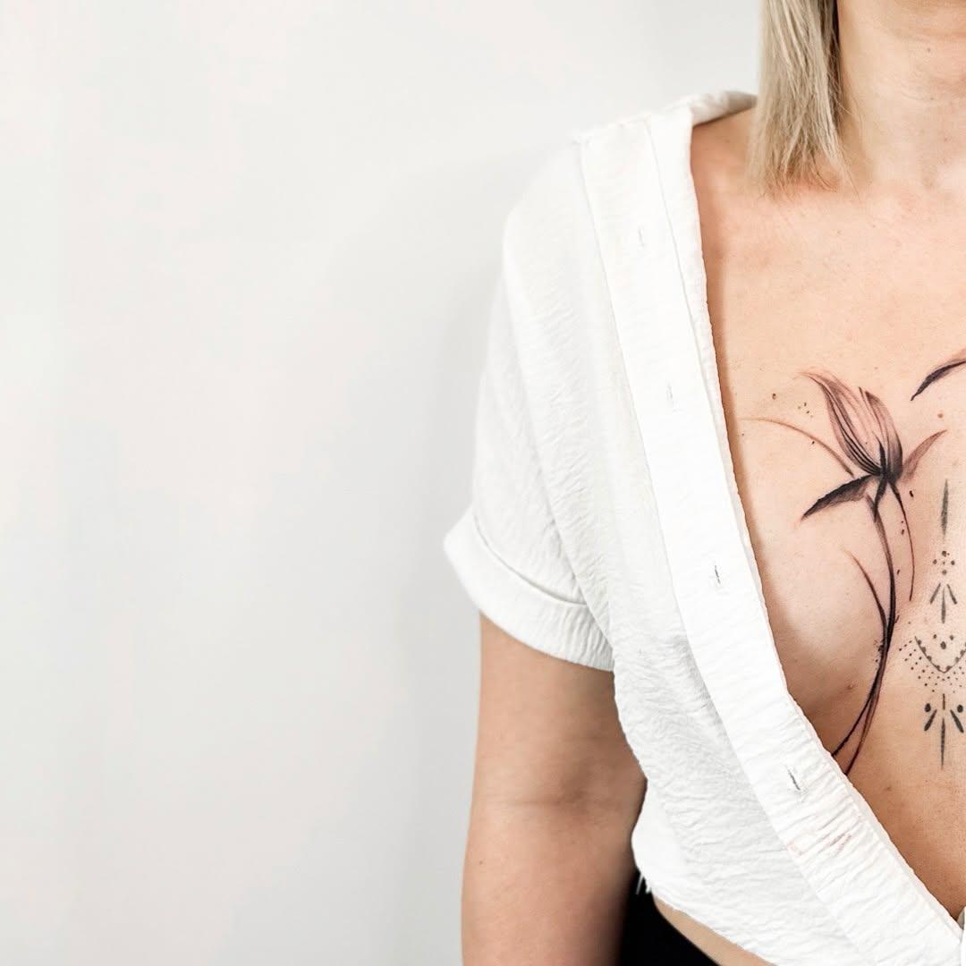 Tatouage fleurs iris poitrine — ivoire_noir