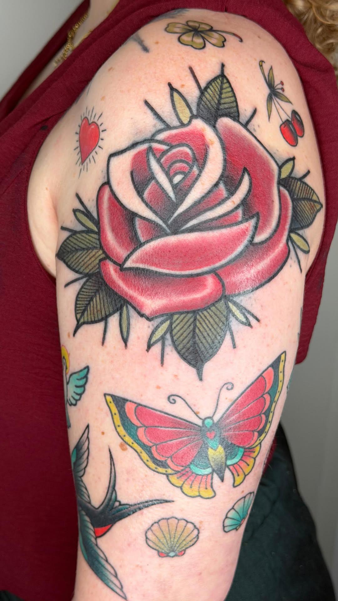 Tatouage Rose et motifs traditionnels — rockyzero_tattoo