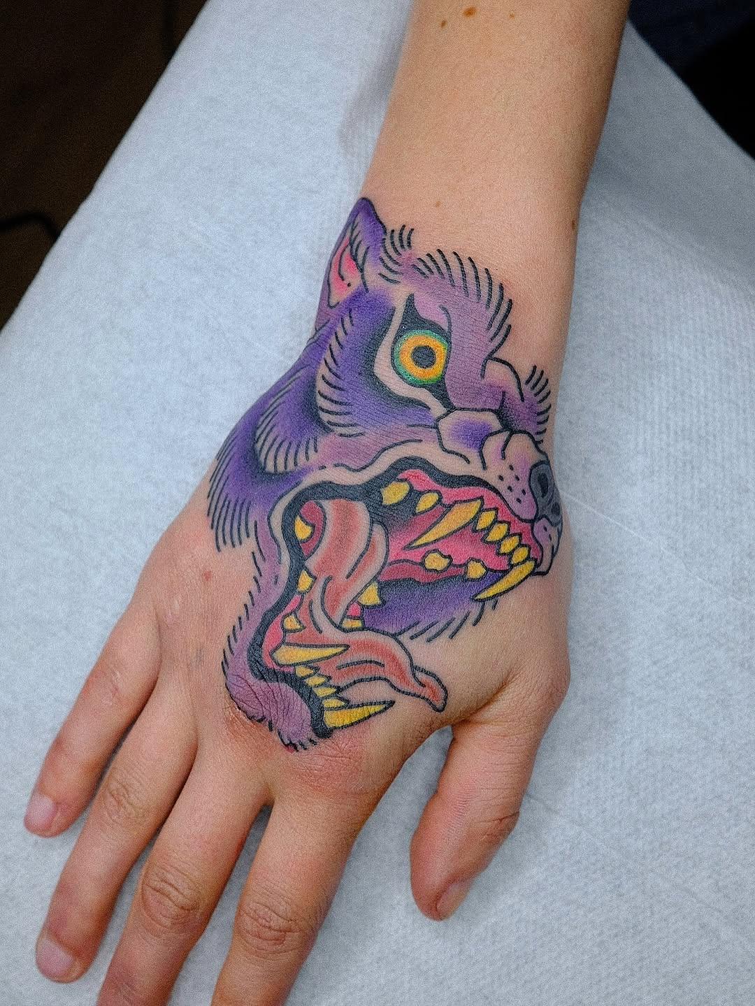 Tatouage Tête de loup colorée main — brinditattoo