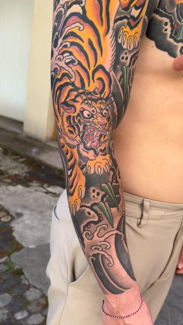Tatouage Manchette japonaise continuation — brinditattoo