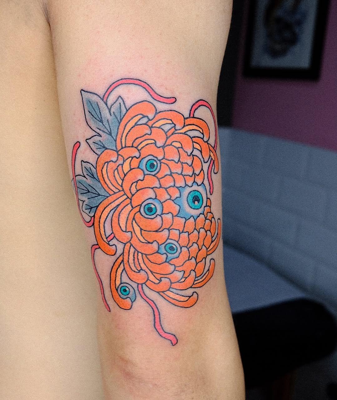 Tatouage Chrysanthème stylisé — brinditattoo