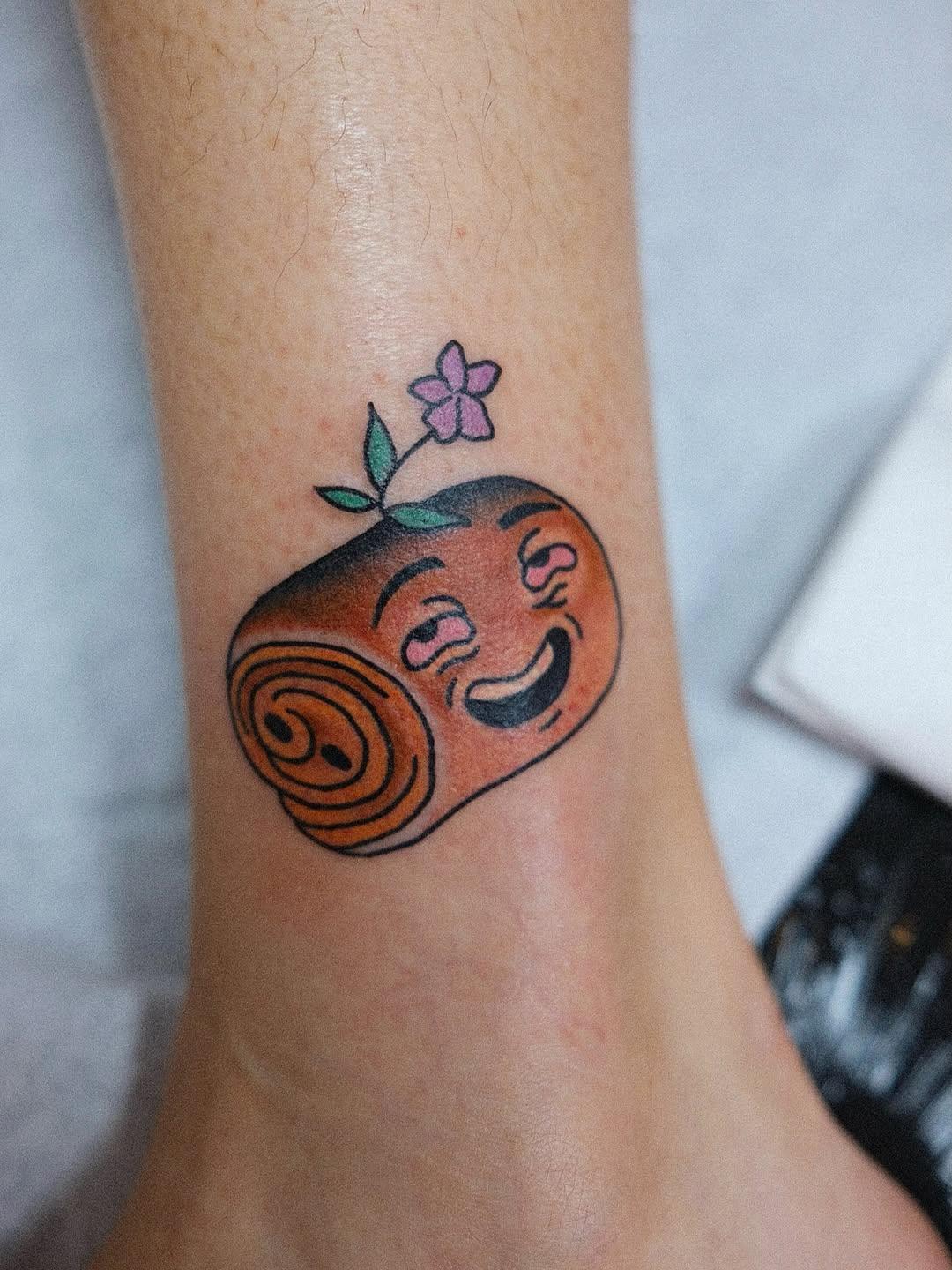 Tatouage Chocolatine et violette — brinditattoo