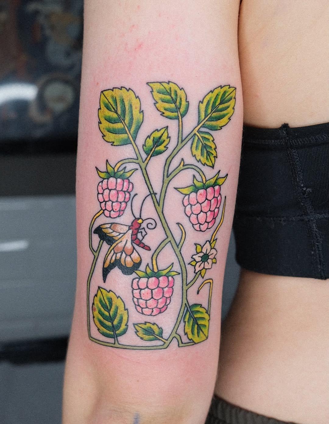 Tatouage Framboisier avec abeille — brinditattoo