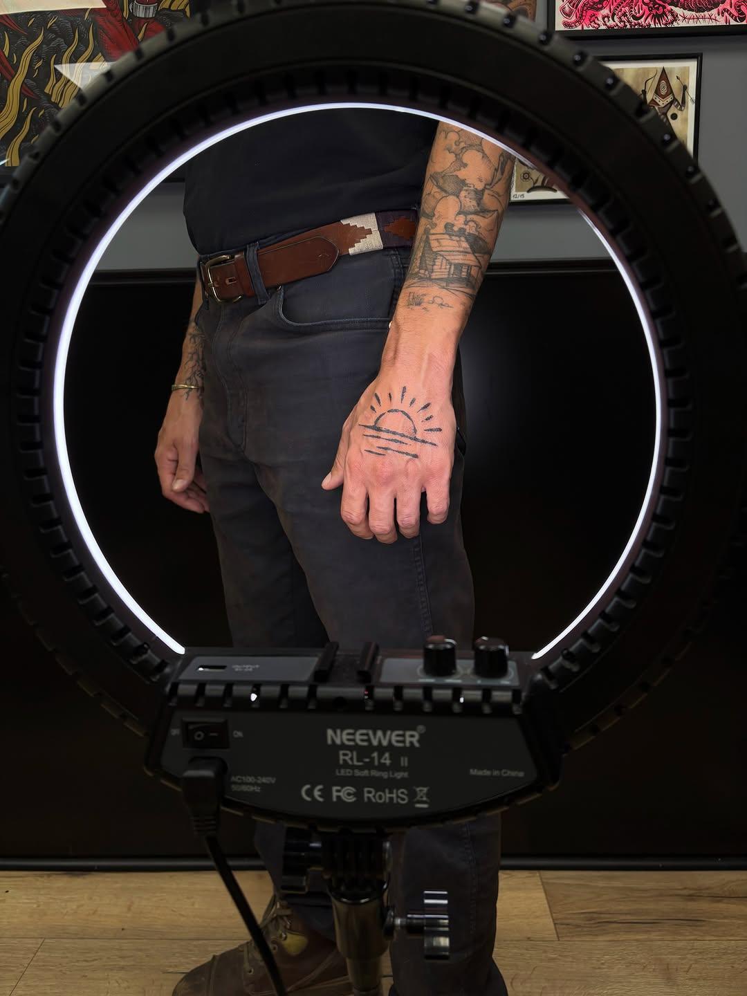 Tatouage Soleil minimaliste main — marloudegalles