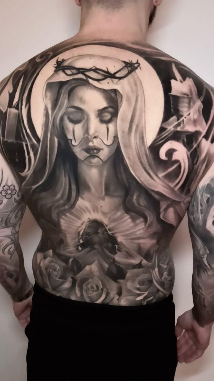 Grande pièce chicano black & grey dans le dos, cicatrisée — gauthierpascaltattoo