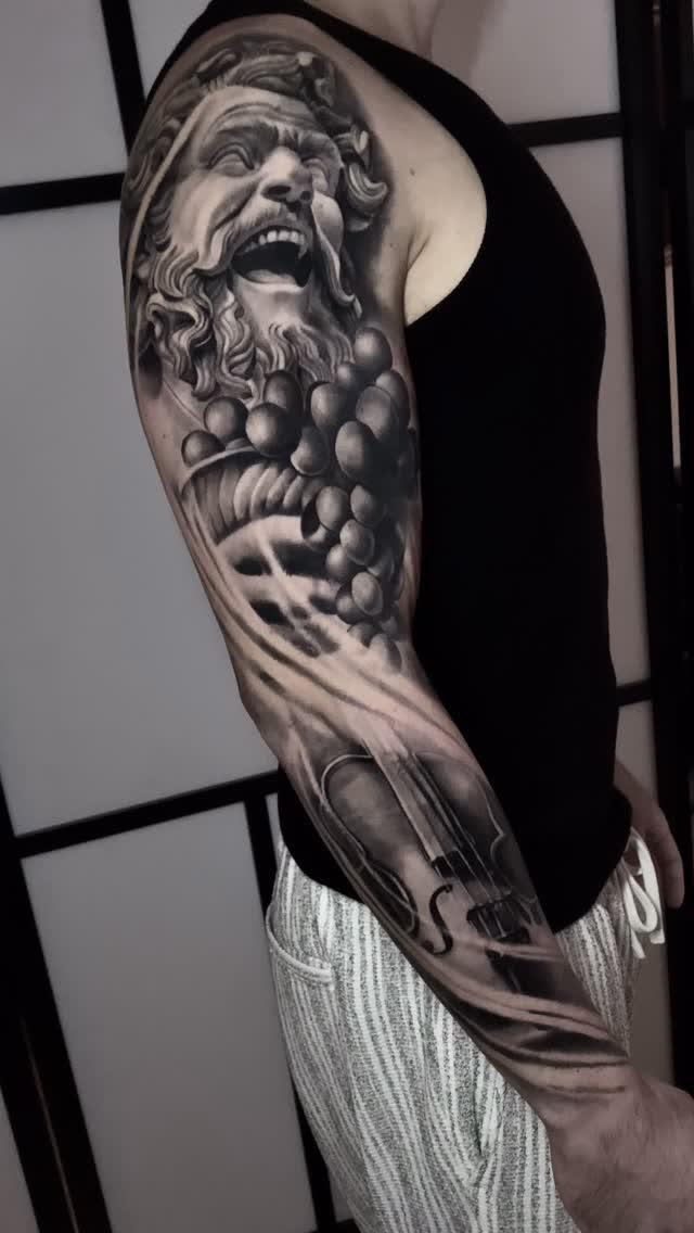 Bras complet réaliste black & grey tout en finesse — gauthierpascaltattoo