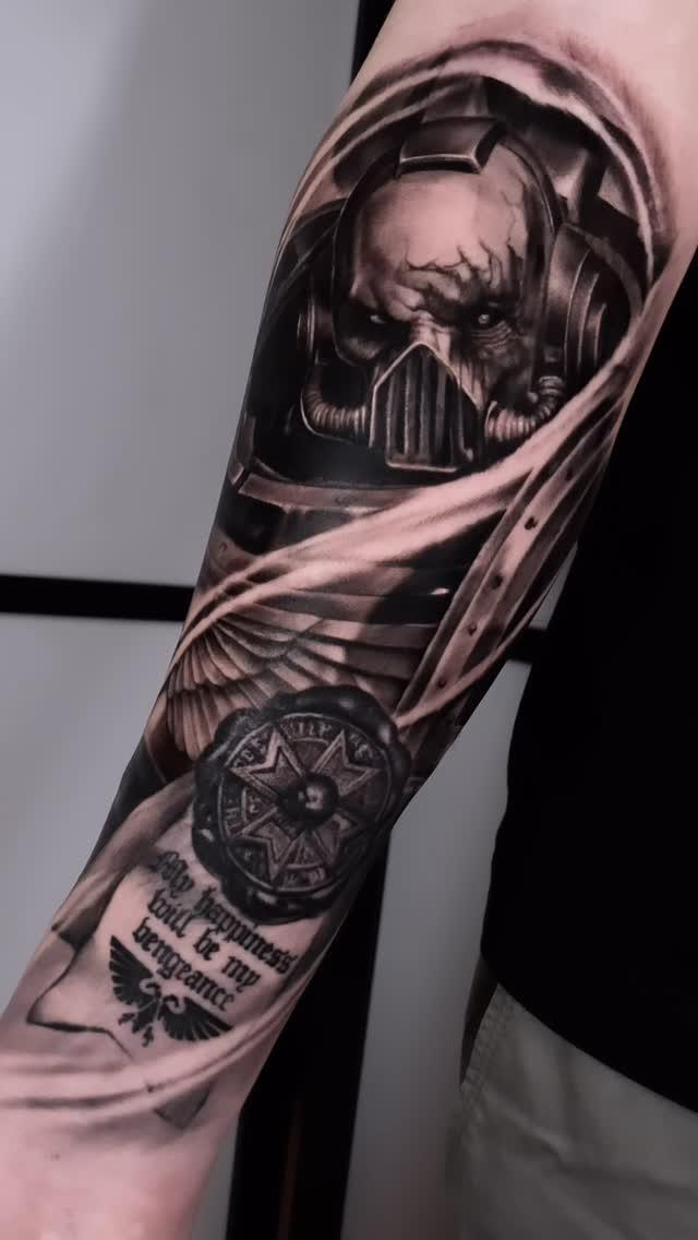 Space Marine (Warhammer 40K) réaliste black & grey — gauthierpascaltattoo