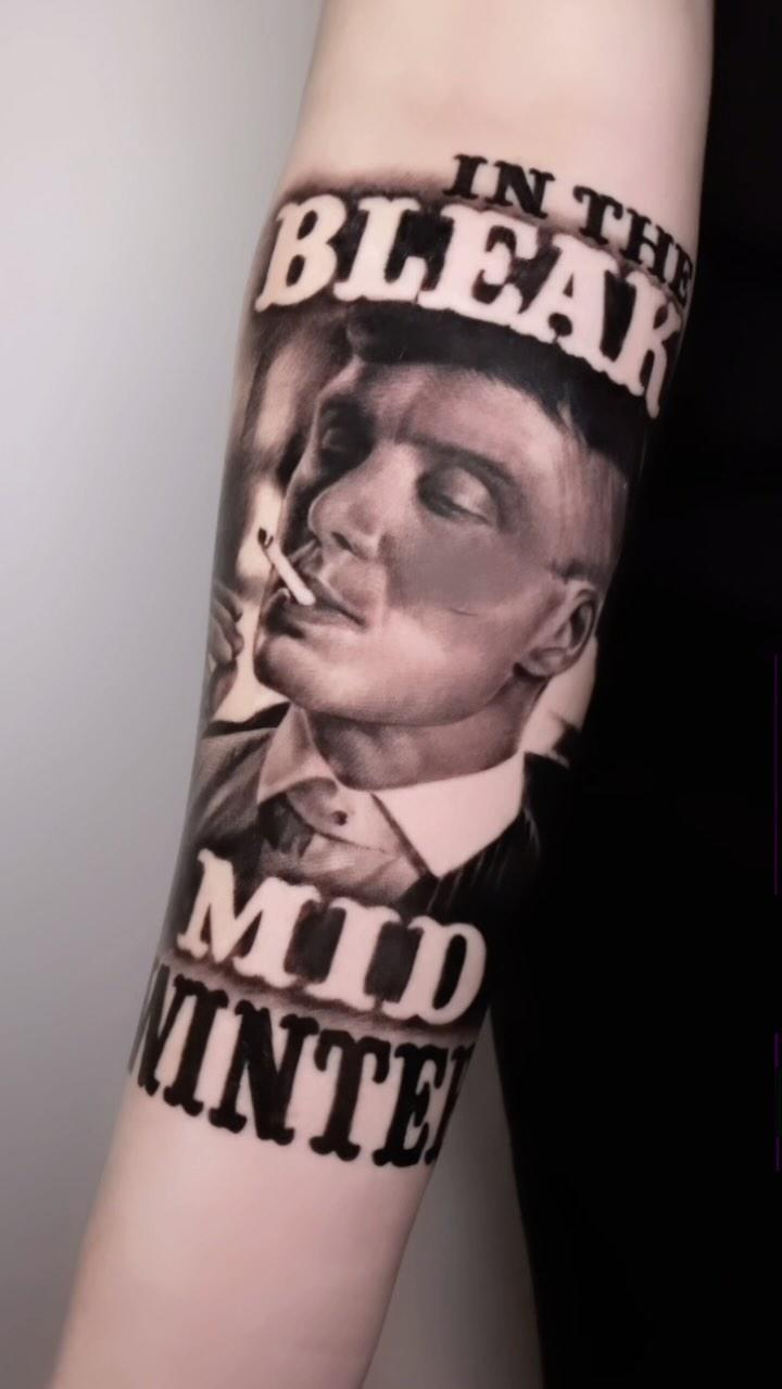 Portrait réaliste Tommy Shelby (Peaky Blinders) black & grey — gauthierpascaltattoo