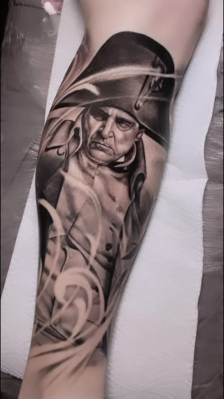 Portrait réaliste Napoléon (Joaquin Phoenix) black & grey — gauthierpascaltattoo
