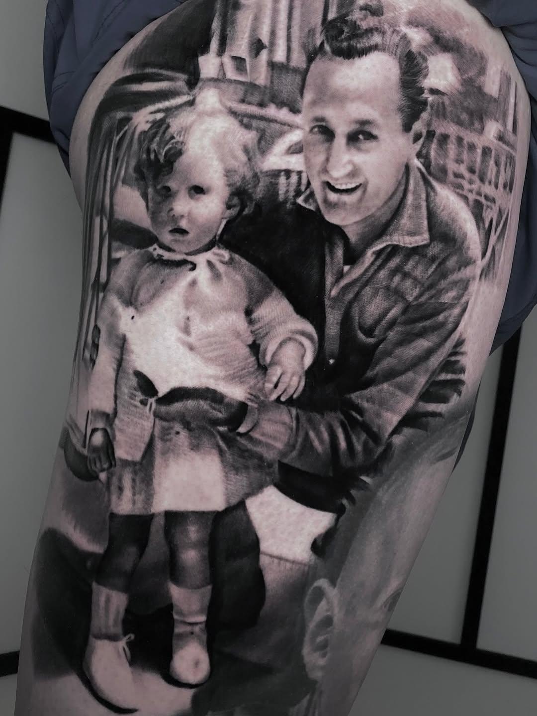 Portrait réaliste black & grey d'après photo de famille — gauthierpascaltattoo