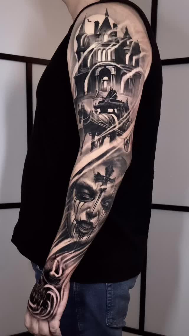 Manche black & grey réaliste (château, visage) — gauthierpascaltattoo