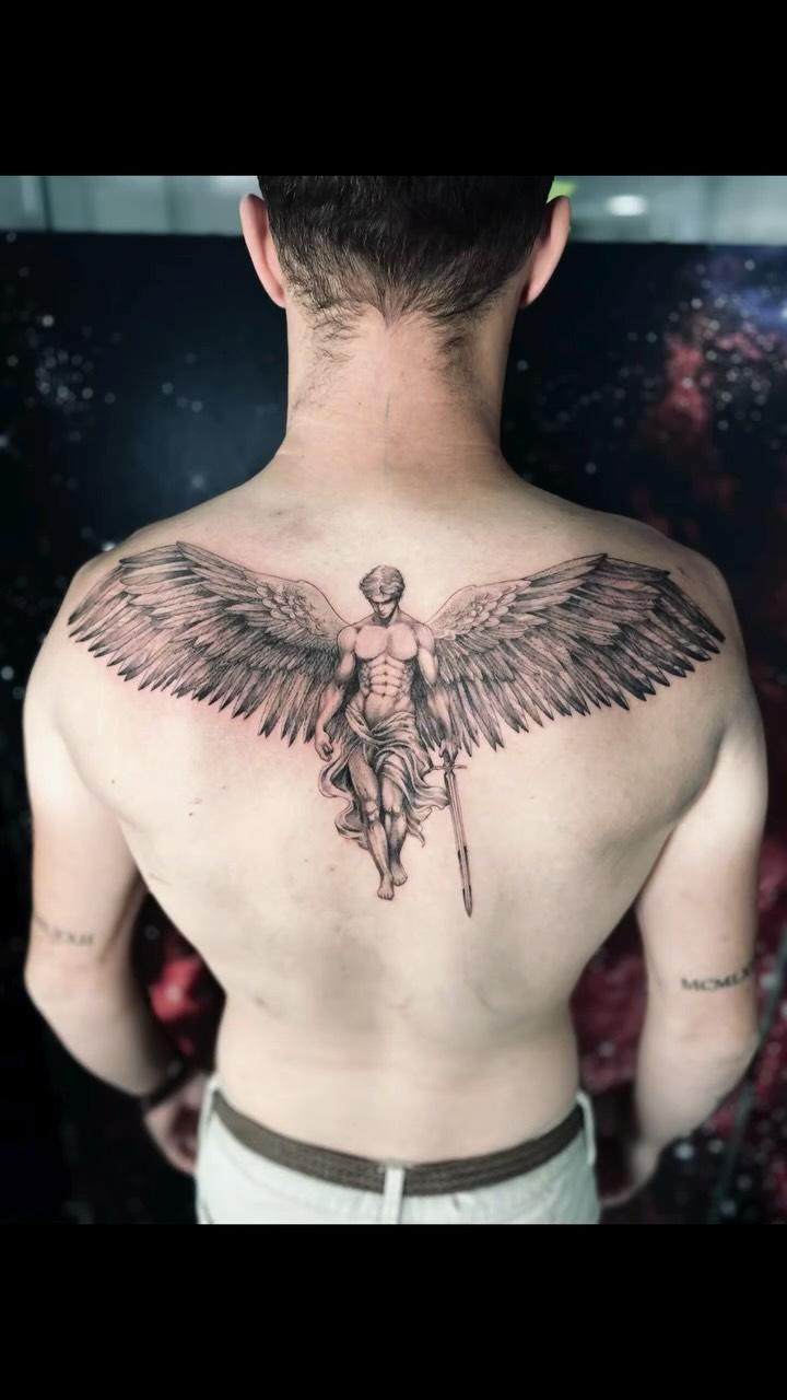 Ange guerrier réaliste black & grey dans le dos — ezekiel_tattoo