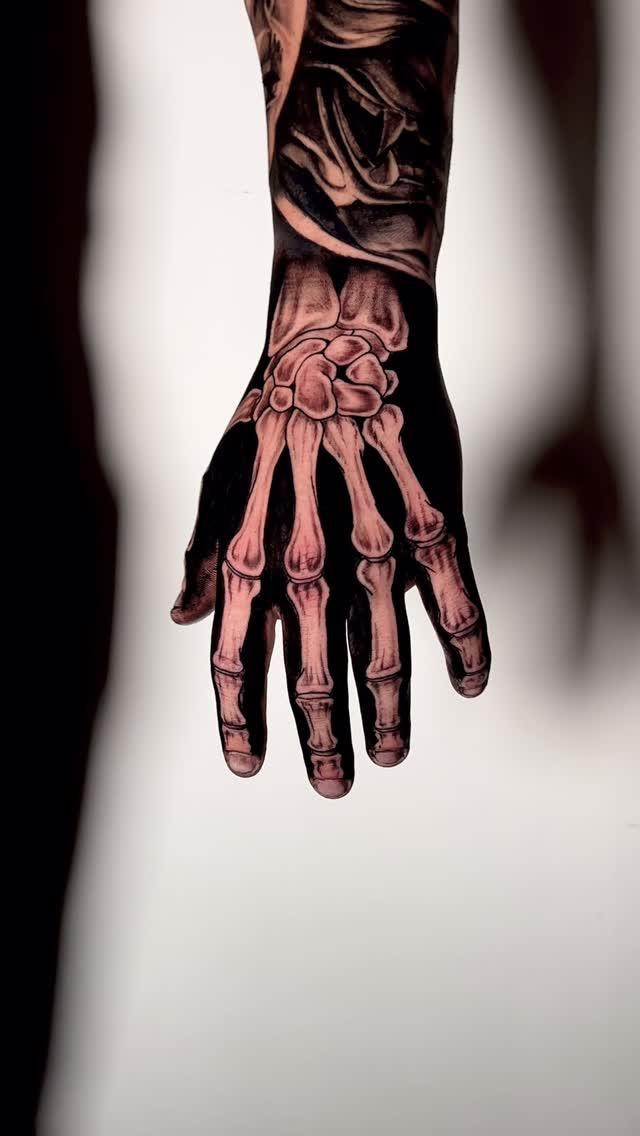 Tatouage dark blackwork sur la main — ezekiel_tattoo