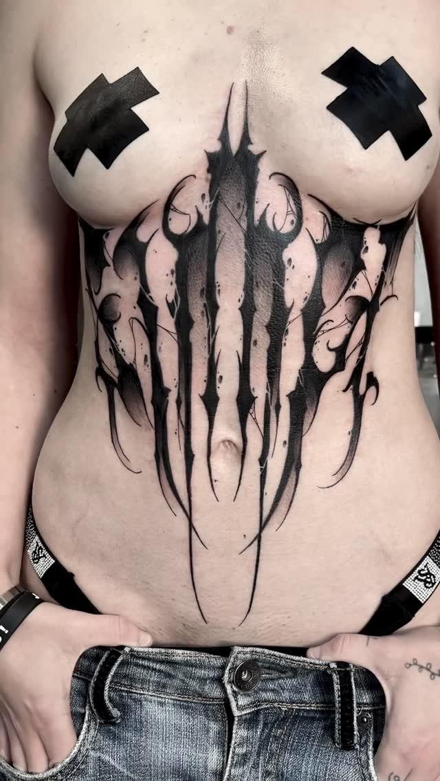Blackwork dark abstrait sur le ventre — ezekiel_tattoo