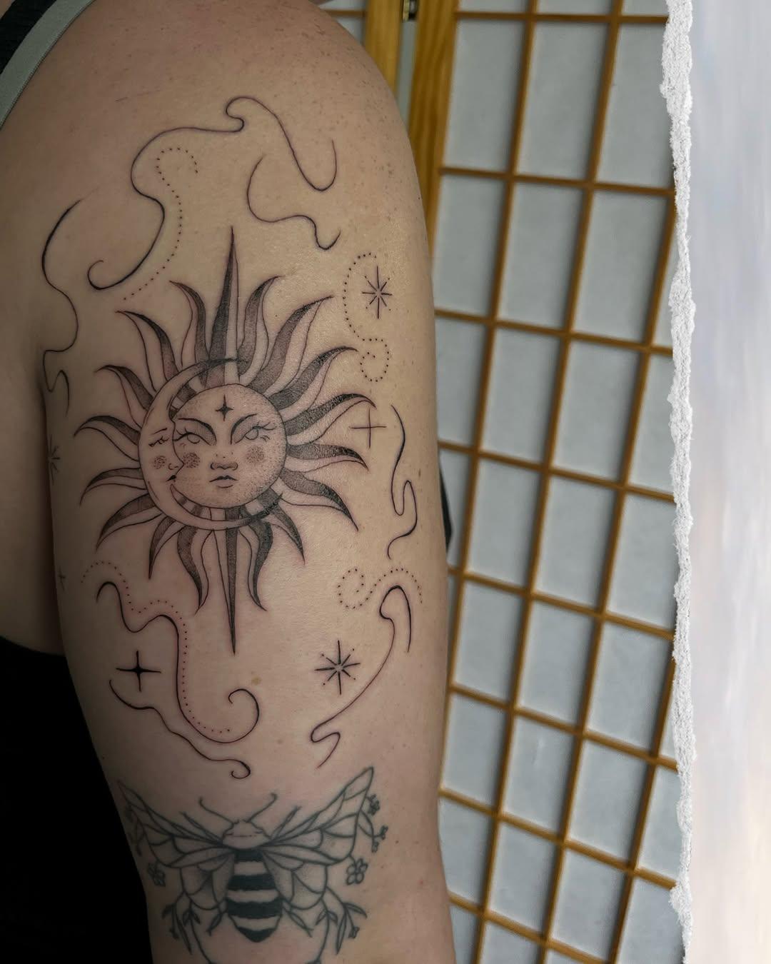 Bras fine line (chien lévrier, soleil et lune) — _welly_art
