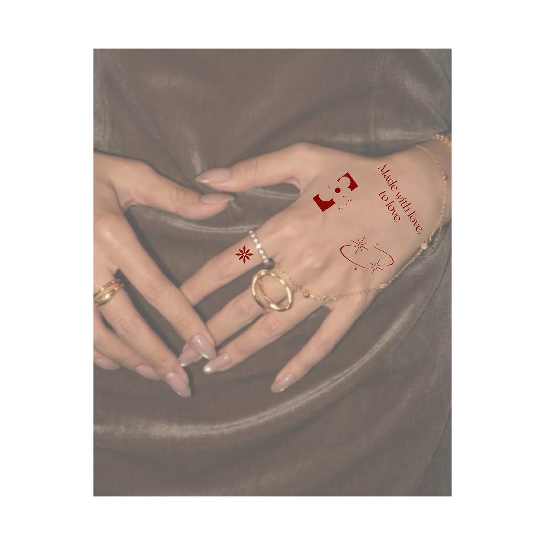 Petit tatouage encre rouge sur la main — _welly_art