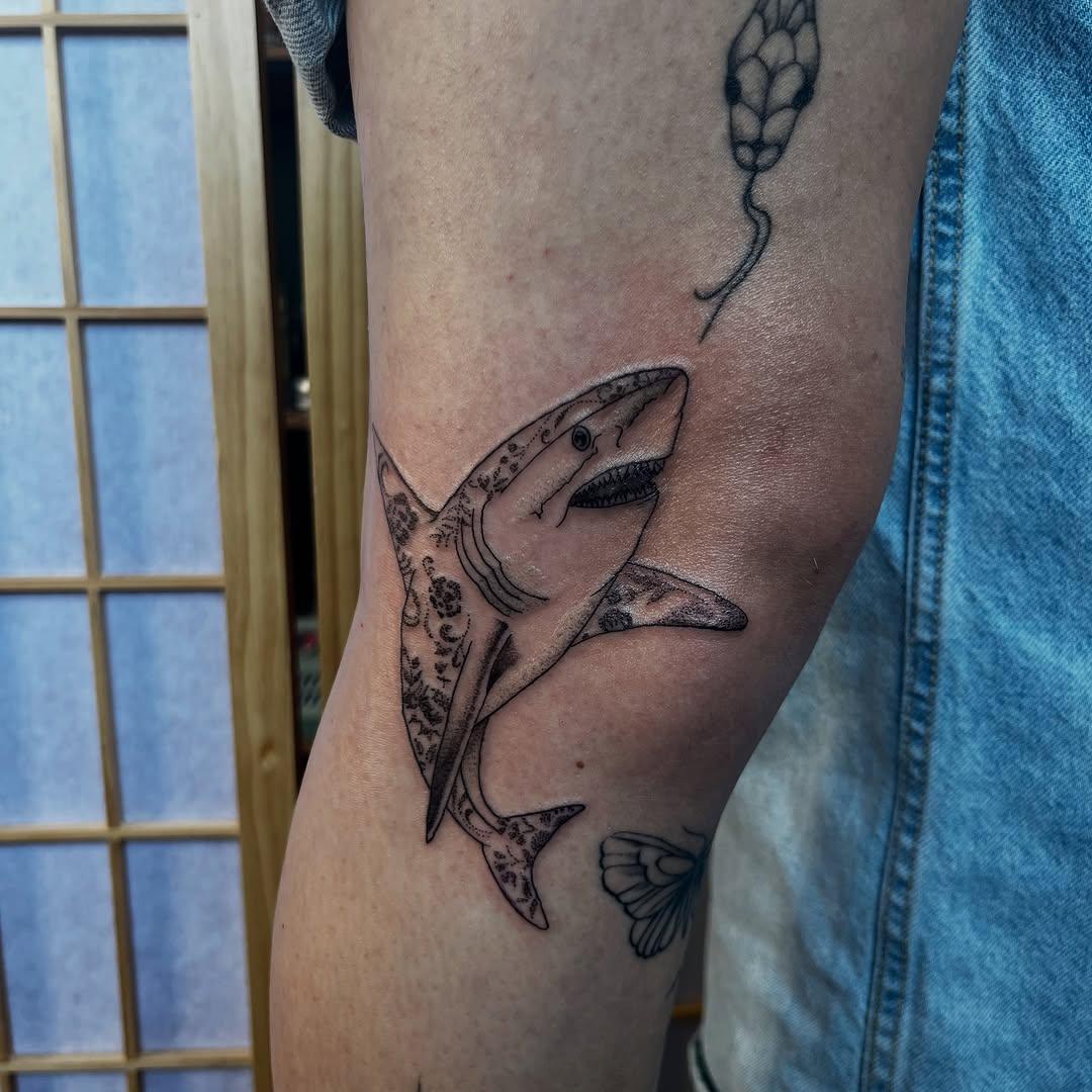 Requin et mandala fine line sur la jambe — _welly_art
