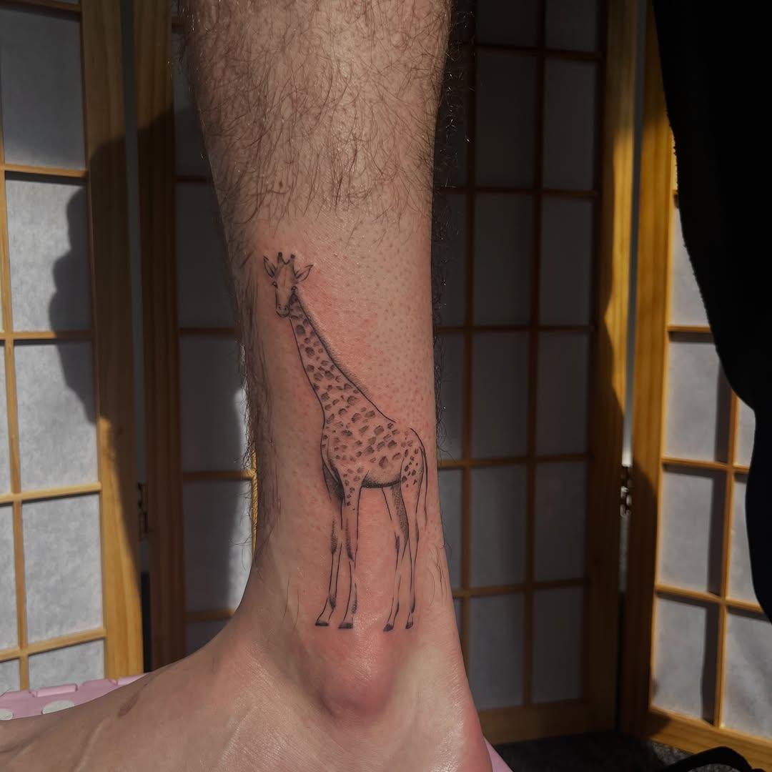 Girafe fine line cicatrisée — _welly_art