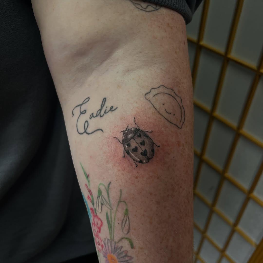 Coccinelle aux taches en cœur, fine line — _welly_art