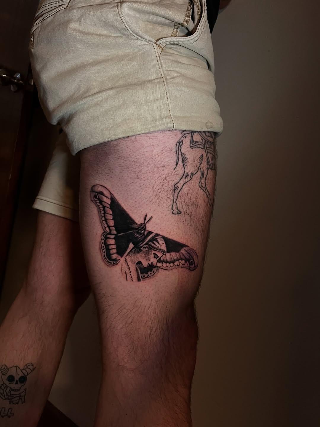Papillon de nuit à motif visage, blackwork — _welly_art