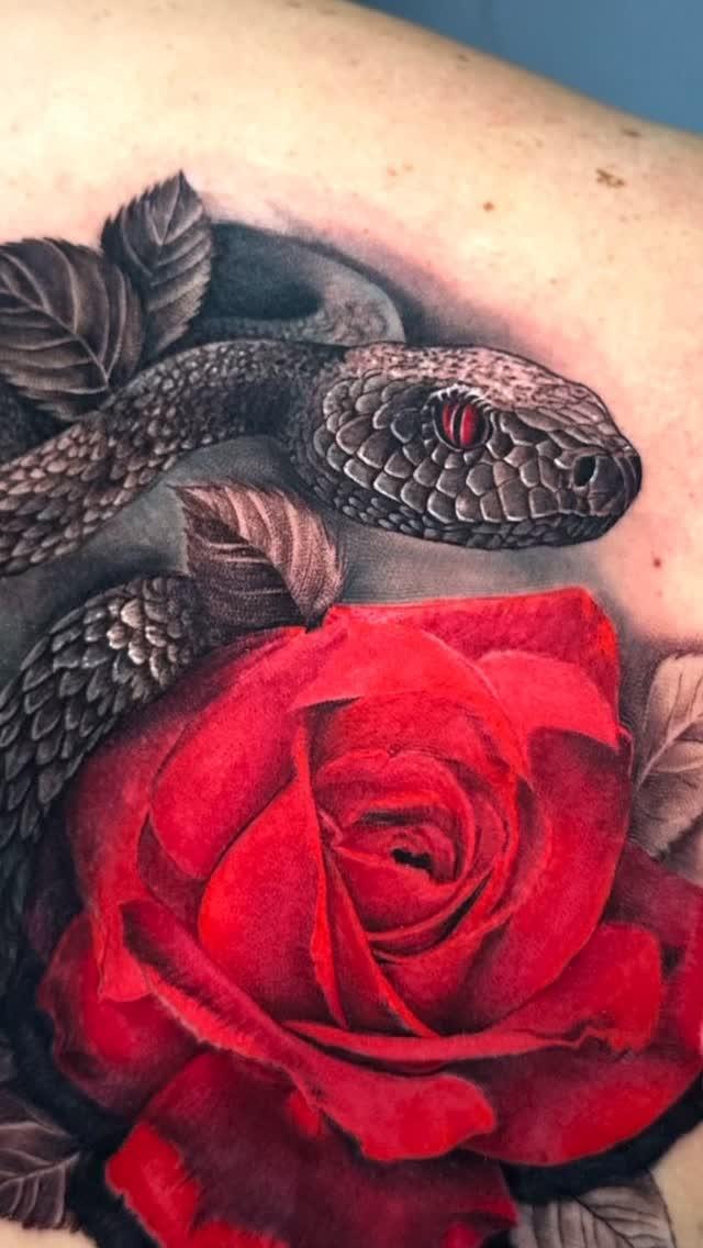 Tatouage serpent rose — theatattoo06