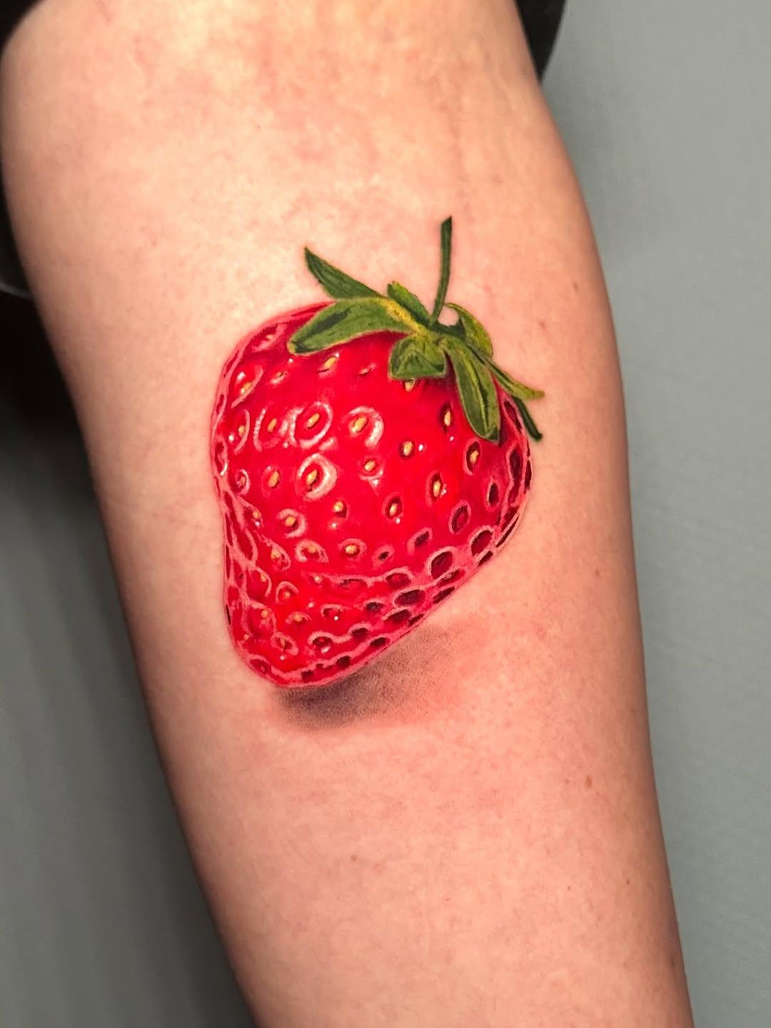 Tatouage fraise réaliste — theatattoo06