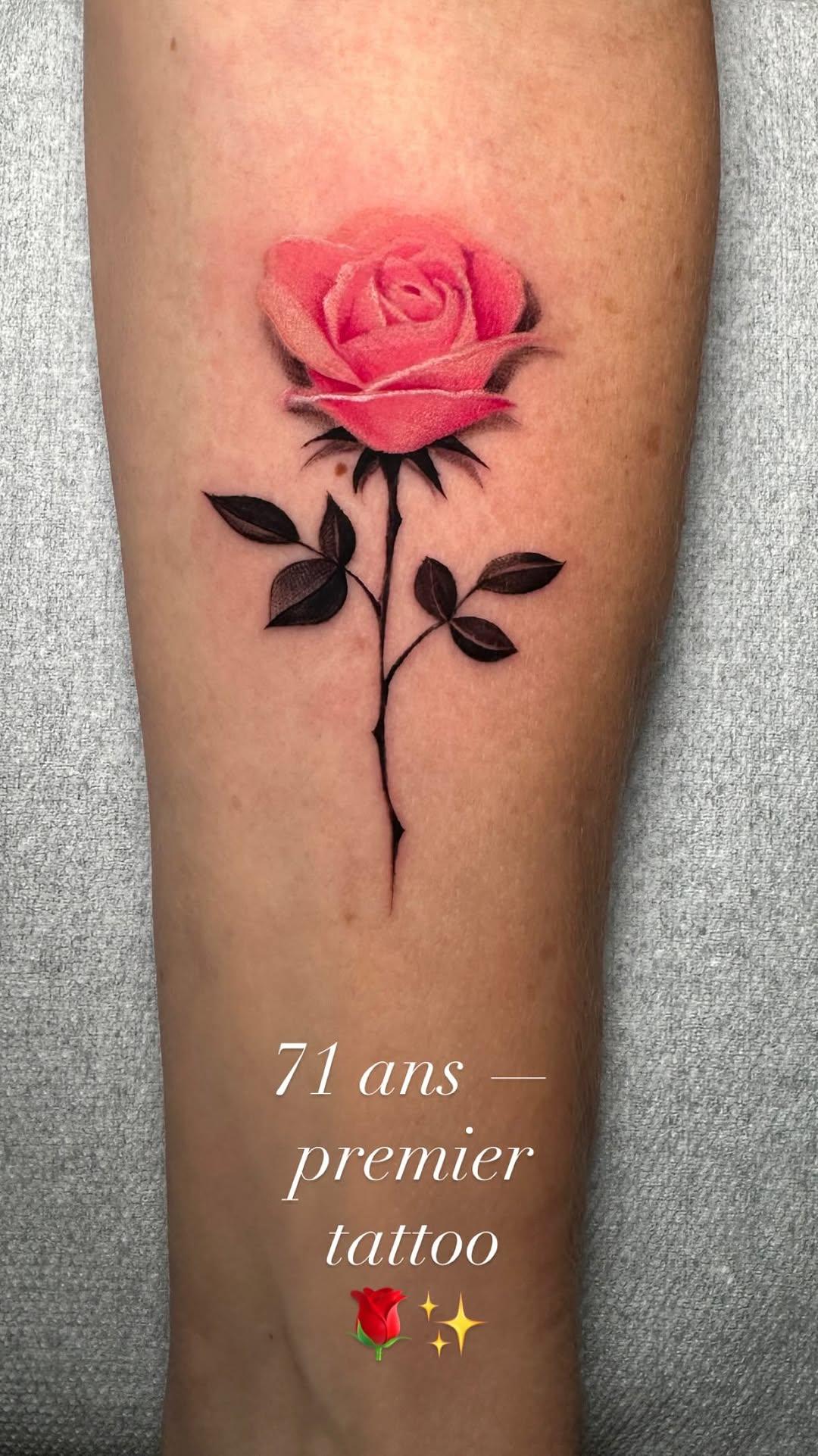Tatouage rose feuilles — theatattoo06