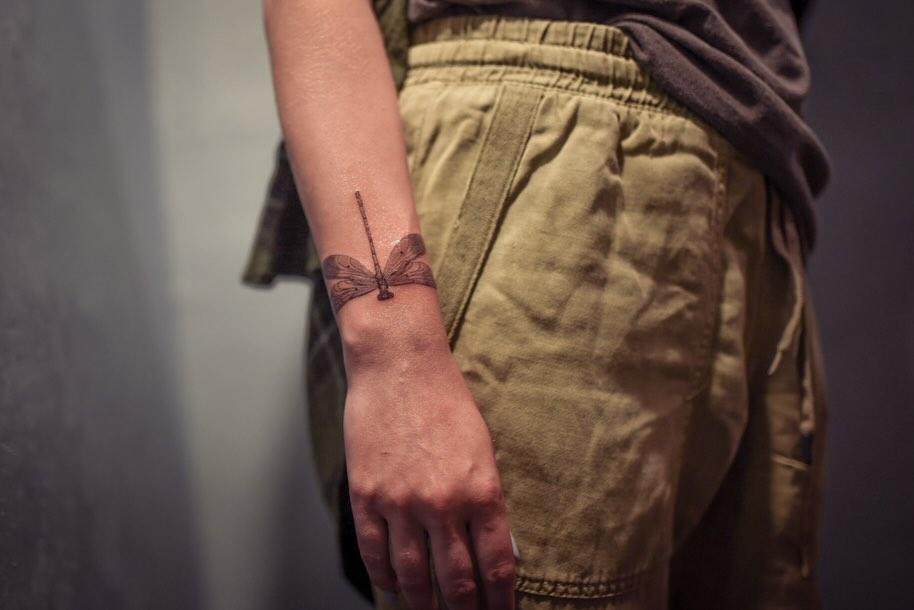 Fine line libellule entre amies — samantha__rico