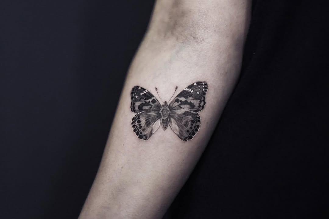 Papillon (vanesse du chardon) fine line — samantha__rico