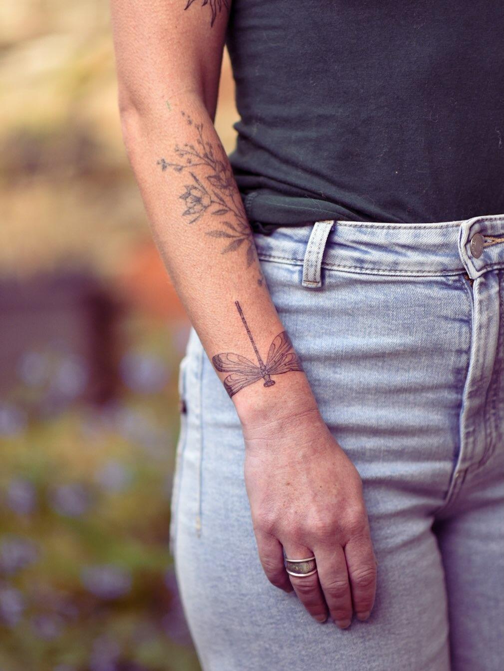 Fine line libellule entre amies — samantha__rico