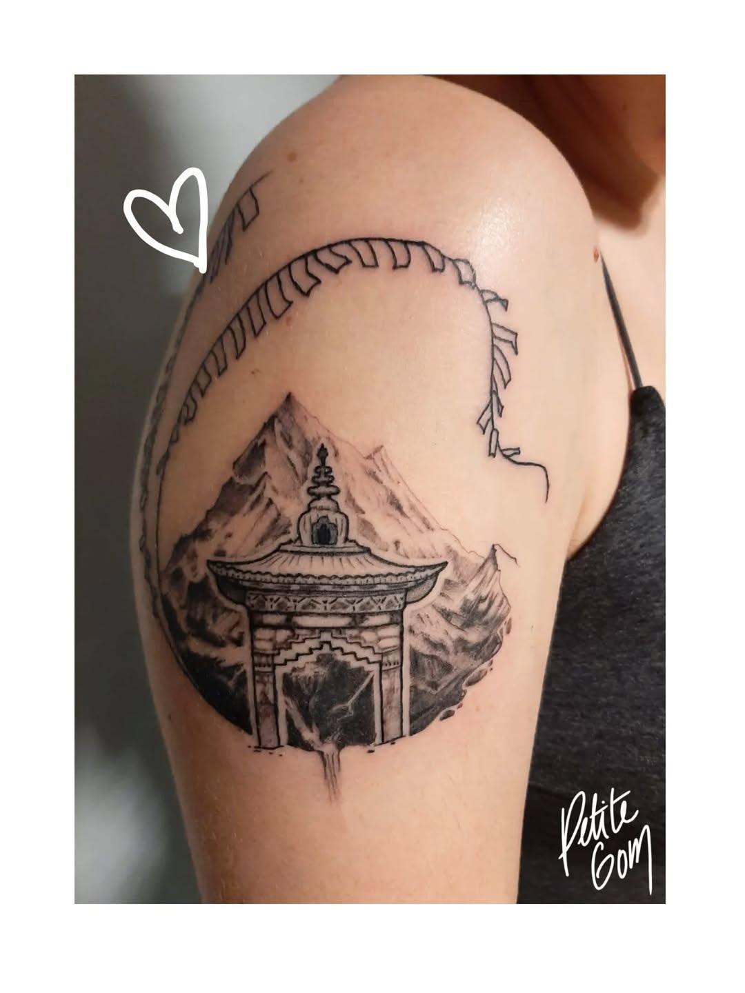 Tatouage mix réalisme et lignes graphiques — petite.gom_tattoo