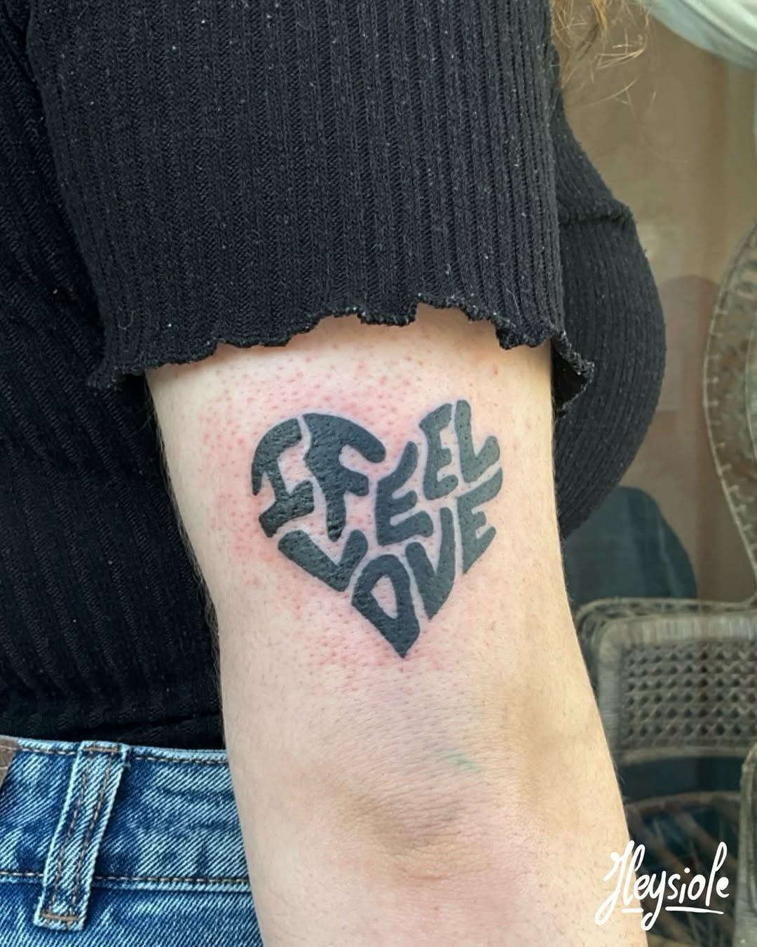 Lettrage cœur « I FEEL LOVE », blackwork — heysi0le