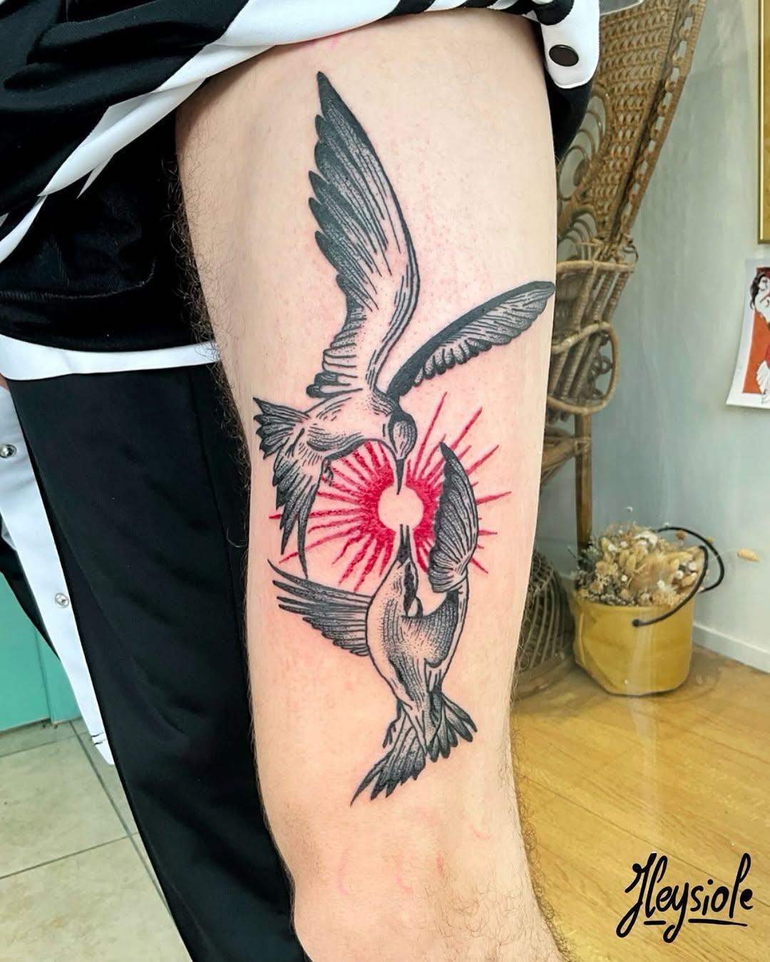 Deux oiseaux et soleil rouge, blackwork — heysi0le