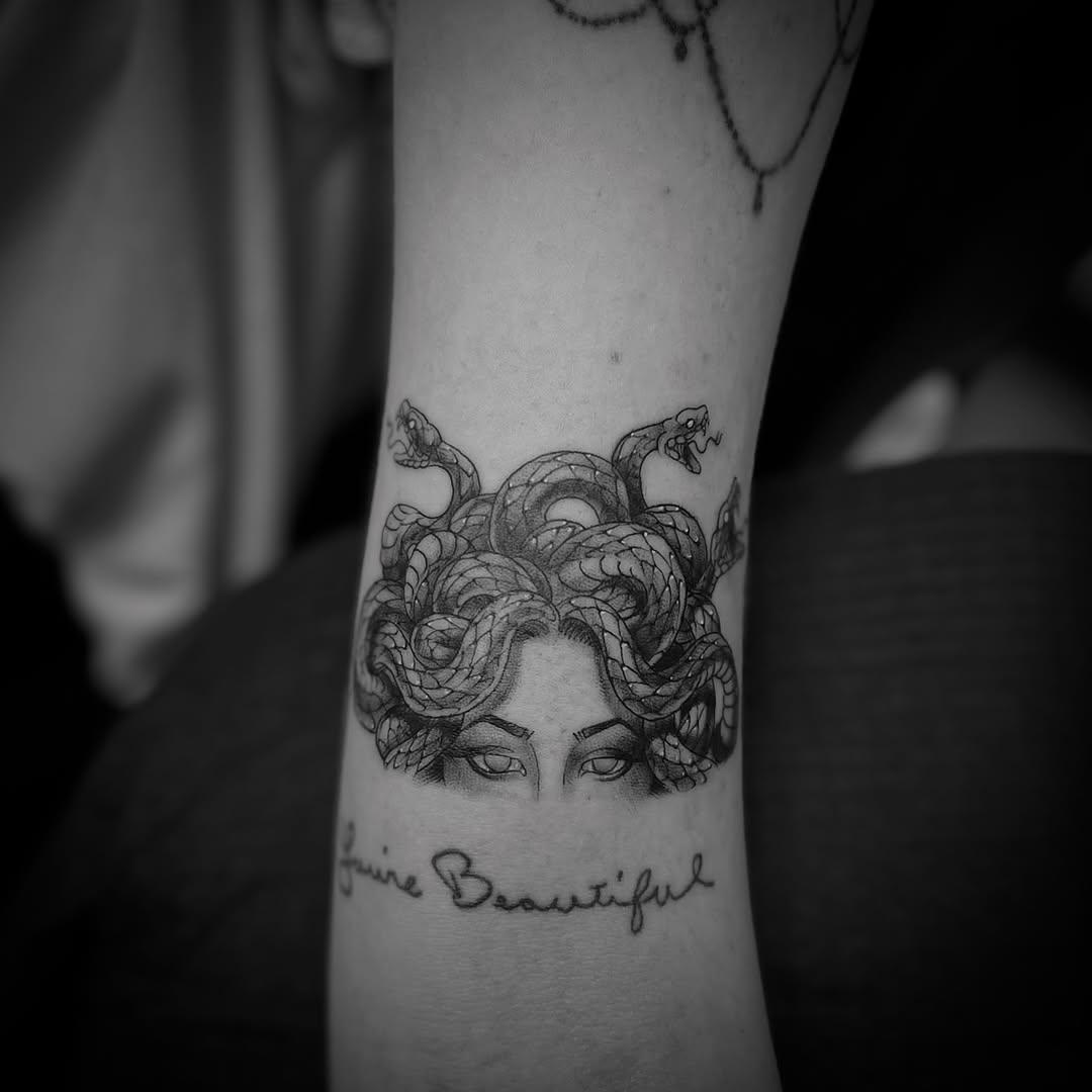 Tatouage Méduse black and grey — doodoobrowneyes