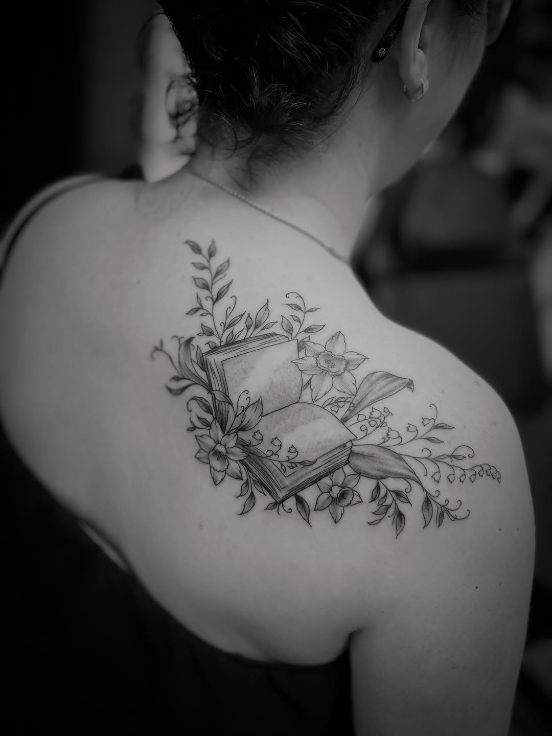 Tatouage fleurs et lierre — doodoobrowneyes