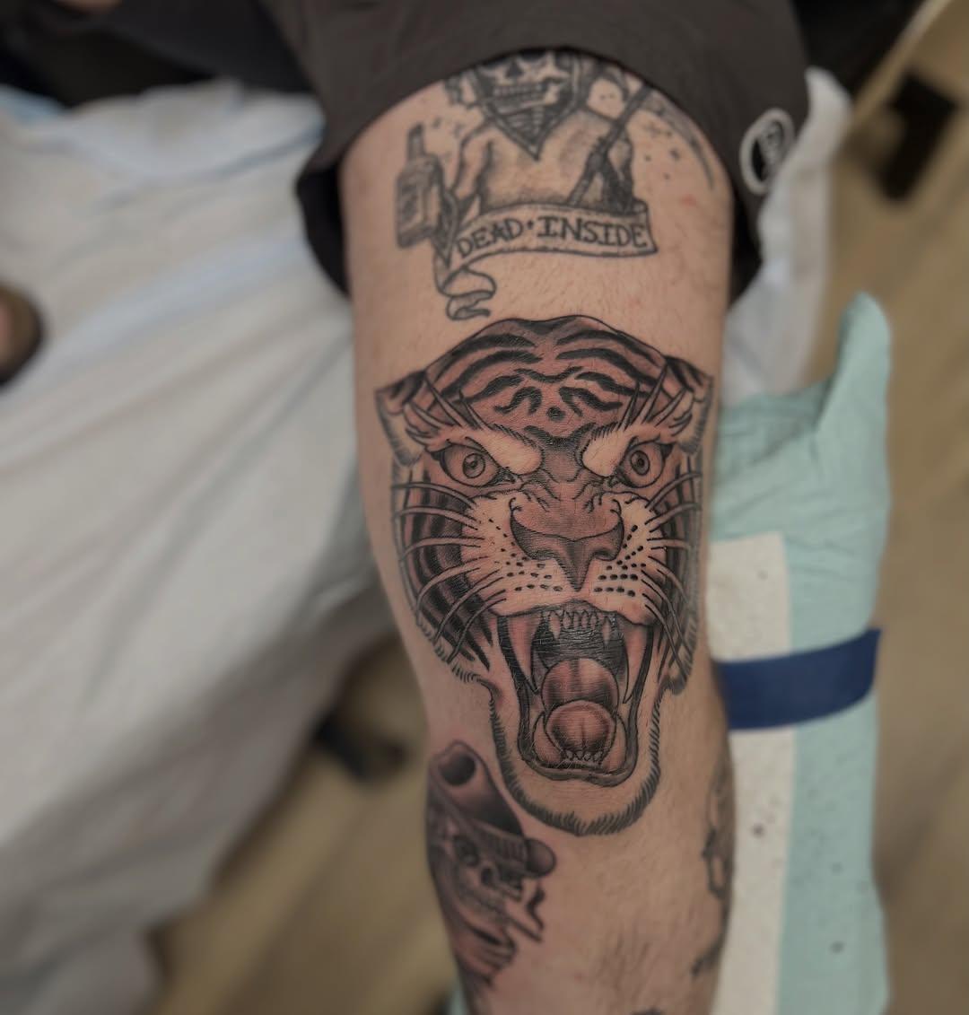 Tatouage sur le genou — doodoobrowneyes