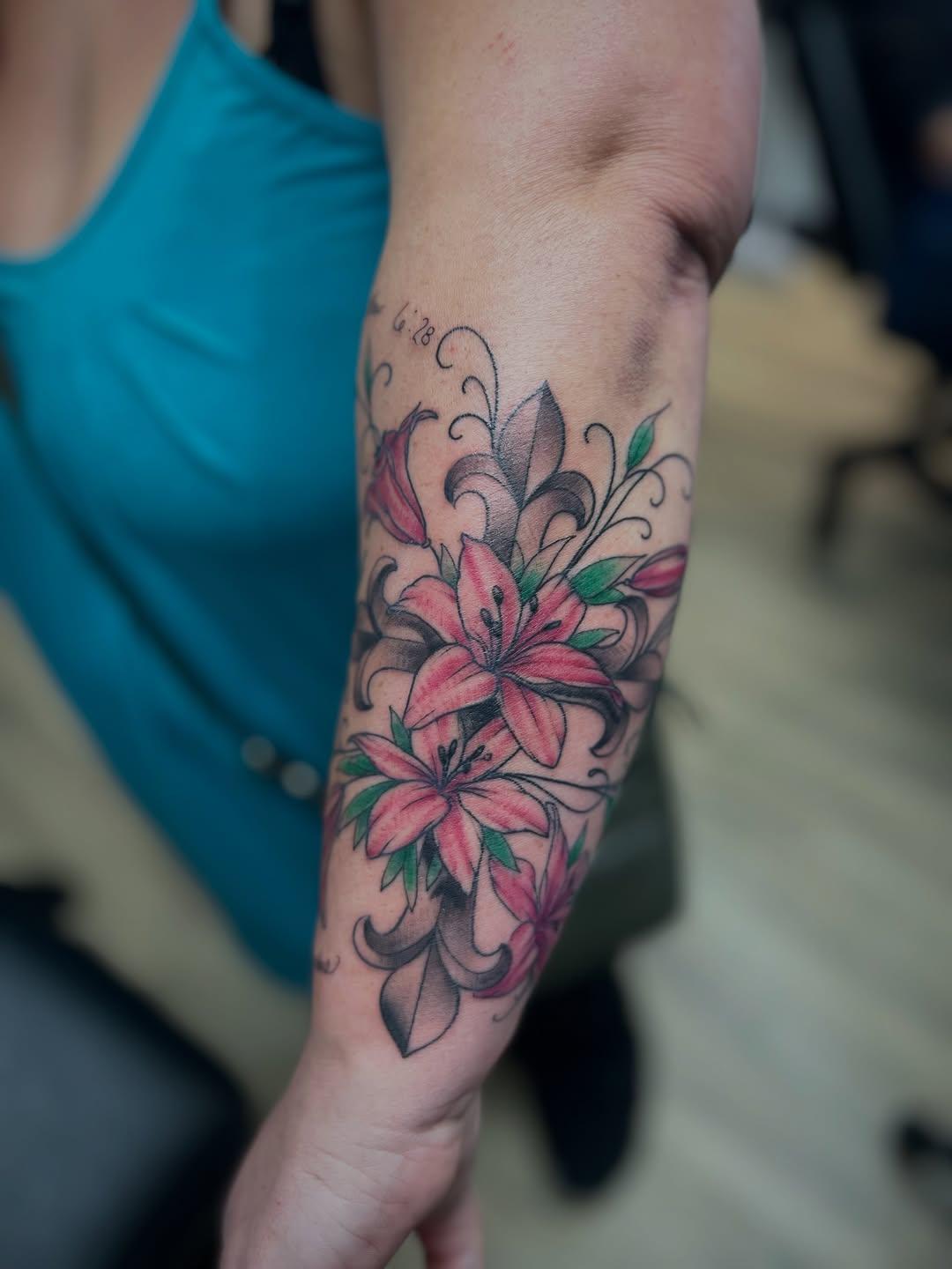 Tatouage lys couleur sur l'avant-bras — doodoobrowneyes