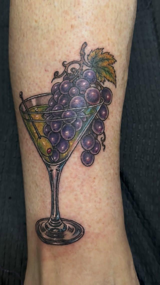 Tatouage raisins dans un verre à martini couleur — jaybaxterart