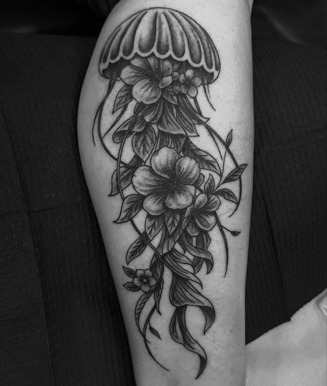 Tatouage méduse et fleurs couleur début de manchette de jambe — jaybaxterart