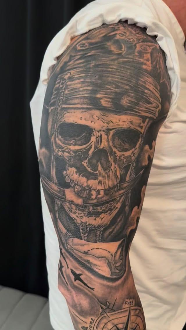 Tatouage crâne de pirate manchette black and grey — jaybaxterart
