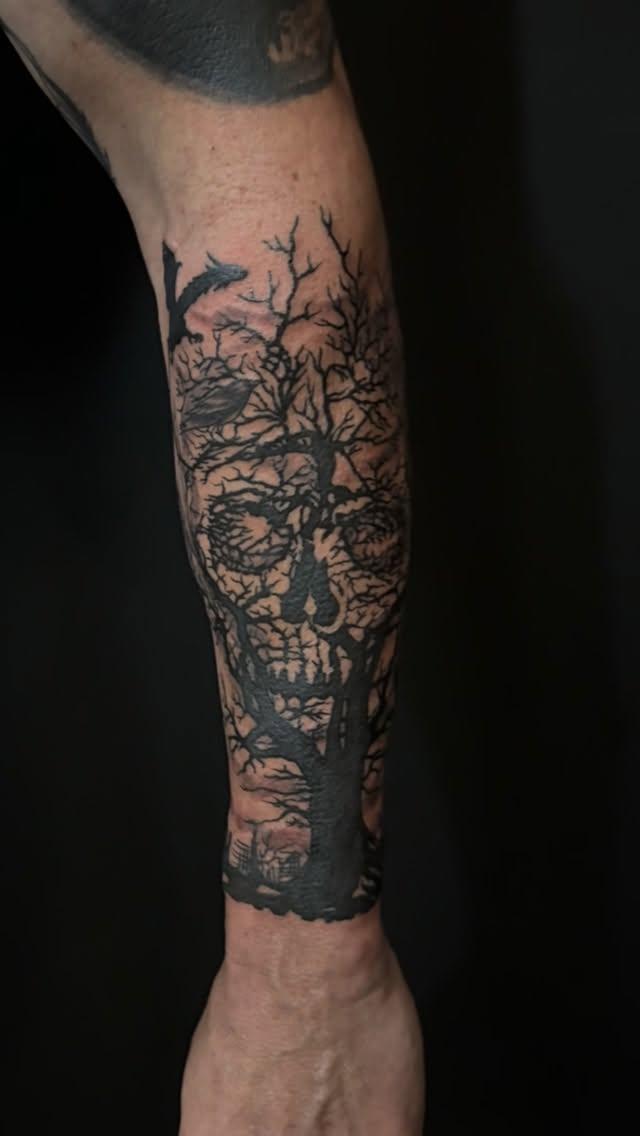 Tatouage crâne et arbre black and grey — jaybaxterart