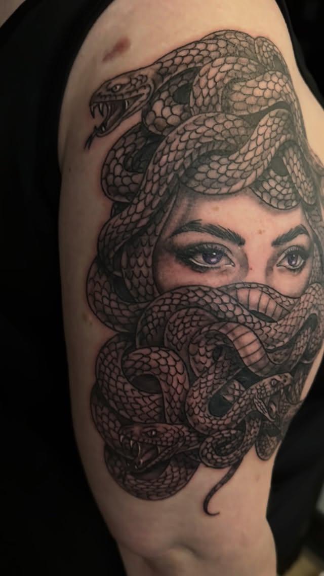 Tatouage Méduse black and grey — jaybaxterart
