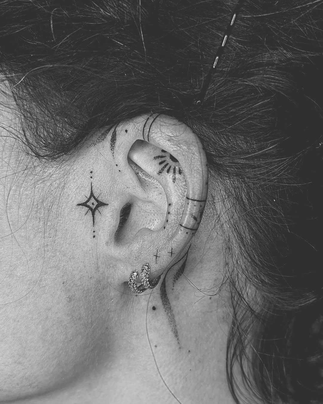 Tatouage ornemental minimaliste sur l'oreille — la_petite_botaniste