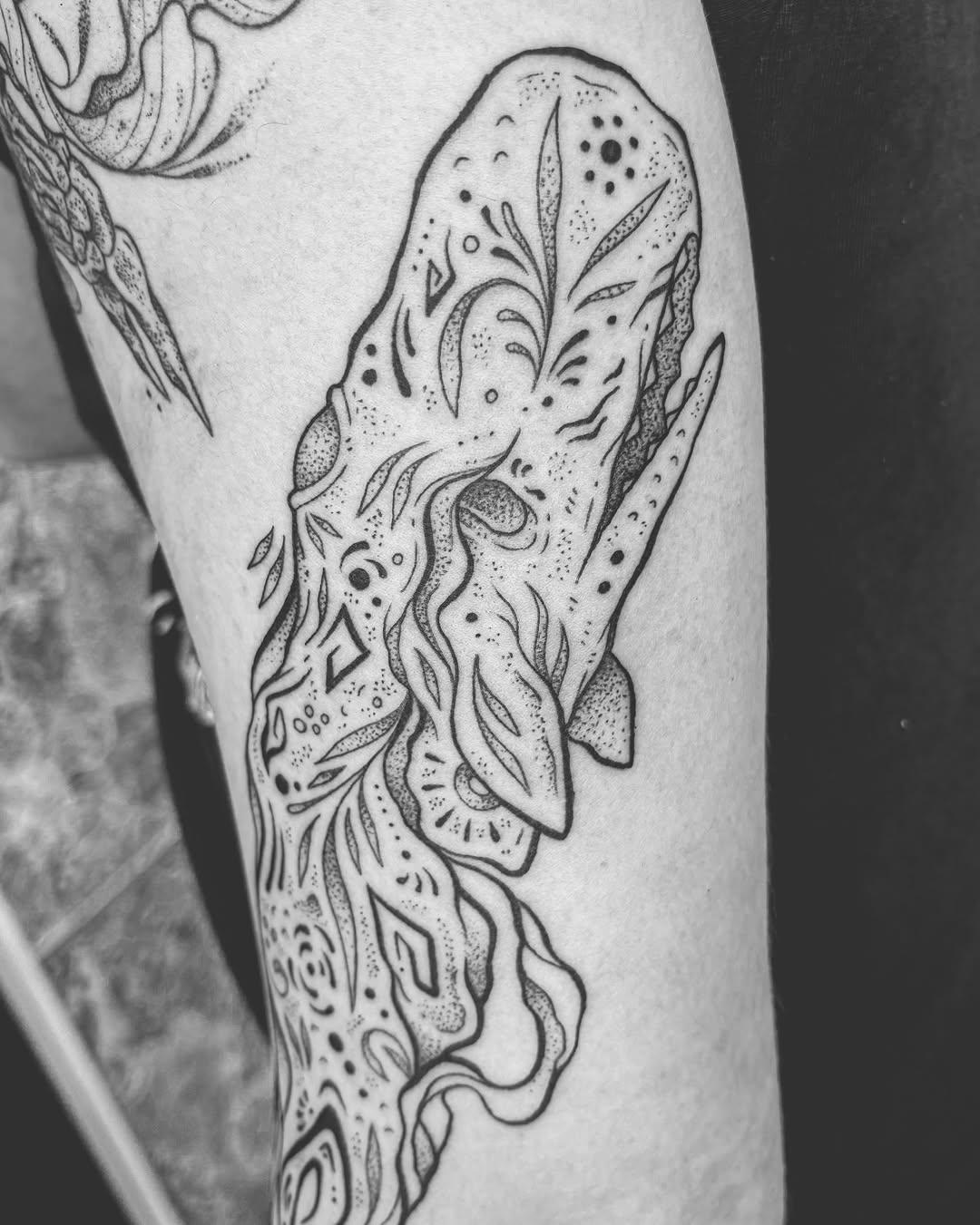 Tatouage botanique dotwork géant porté par le vent — la_petite_botaniste
